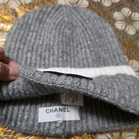 CHANEL Gray and White Knit Gloves - Picture 5 of 6